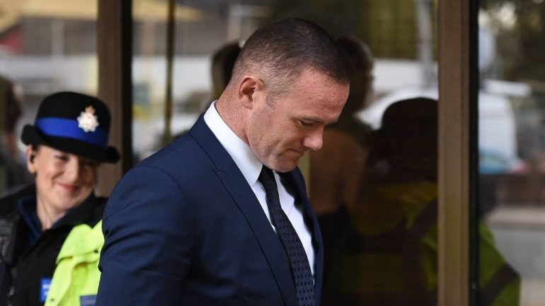 Wayne Rooney foi presente a tribunal esta segunda-feira em Manchester