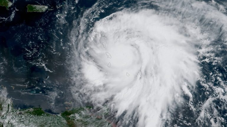 Os ventos &quot;aproximam-se de Dominica&quot;, informou o Centro Nacional de Furacões (NHC)
