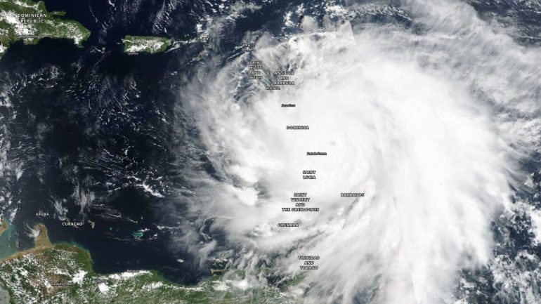 Na imagem de 18 de setembro, o furacão Maria, que subiu novamente de categoria esta terça-feira