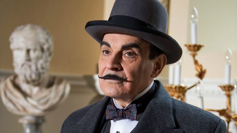 David Suchet dá vida ao detetive Poirot na televisão. Nos livros, é Sophie Hannah quem continua o legado.