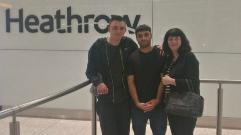 Samim Bagzad com a sua família de acolhimento, à chegada ao Reino Unido