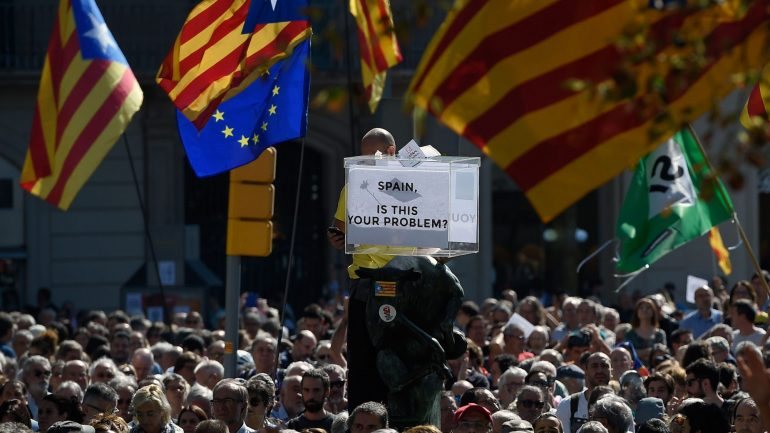 Mais de 10 milhões de boletins de voto para o referendo foram apreendidos na Catalunha pela Guarda Civil espanhola