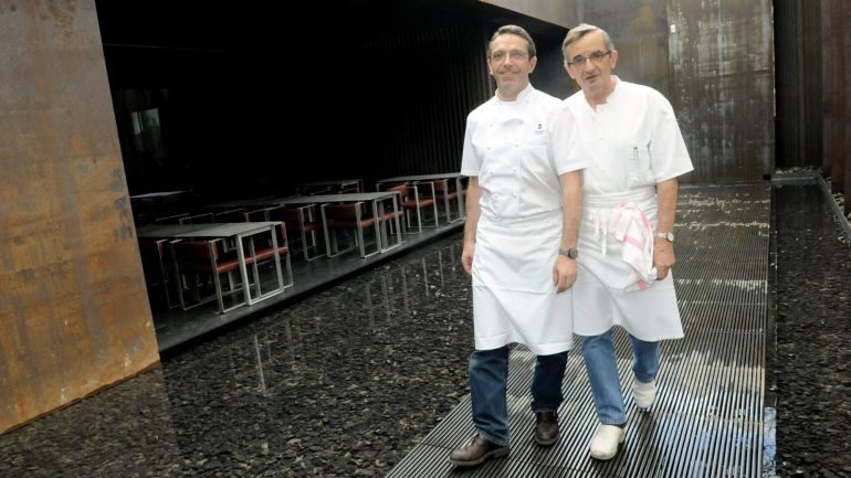 Sebastien Bras (à esq.) e o pai, Michel (dir.), formam uma dinastia de grandes cozinheiros franceses.