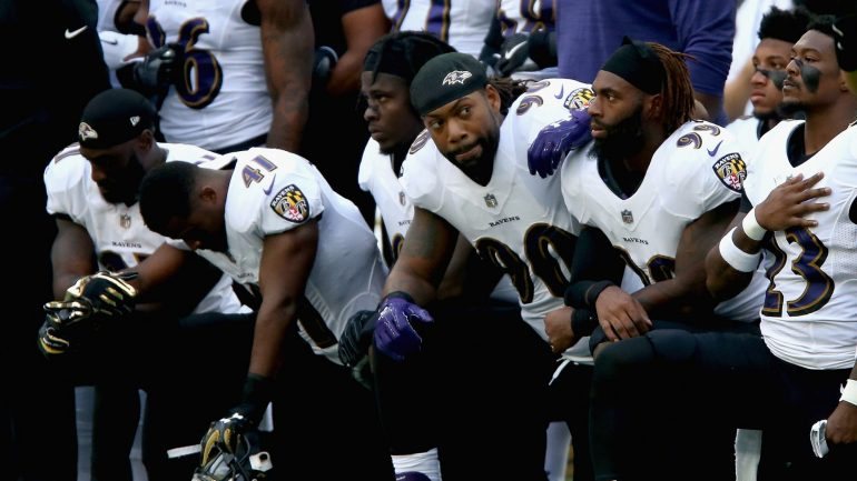 Os Baltimore Ravens ajoelharam-se durante o hino este domingo