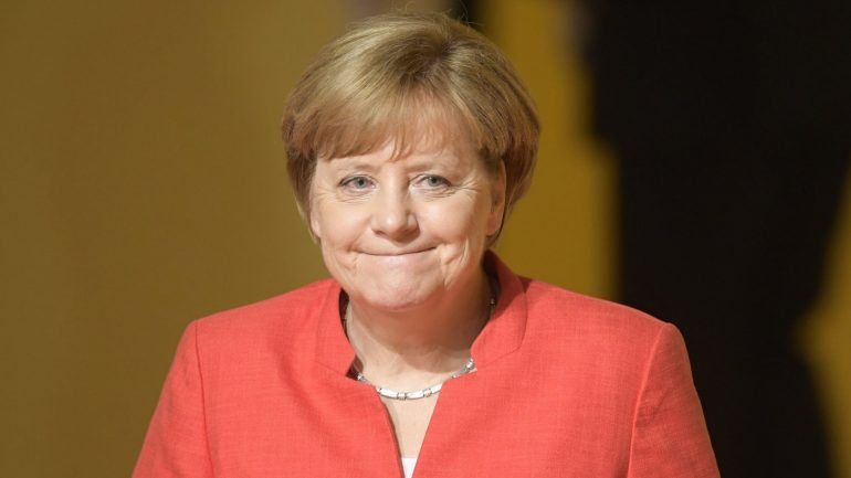 Angela Merkel venceu as eleições com 33% dos votos e agora procura fazer uma coligação com liberais e ecologistas