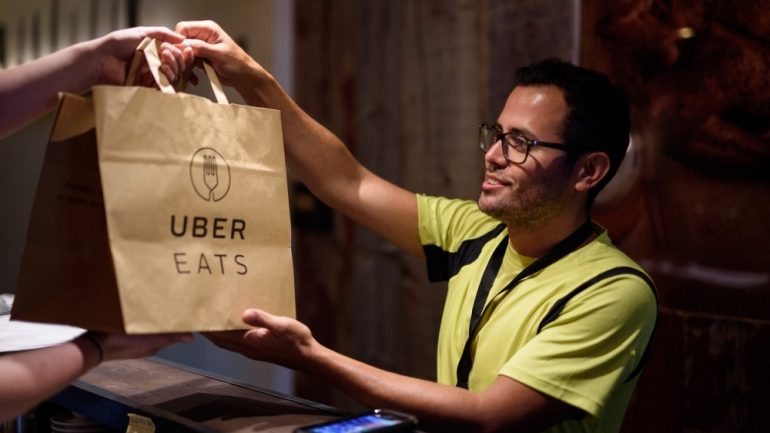 O serviço de entrega de refeições ao domicílio da Uber está disponível em mais de 100 cidades no mundo