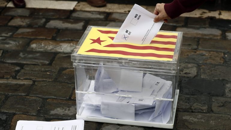 O Tribunal Constitucional espanhol suspendeu todas as leis regionais aprovadas pelo Parlamento e pelo Governo da Catalunha que dão cobertura legal à votação deste domingo
