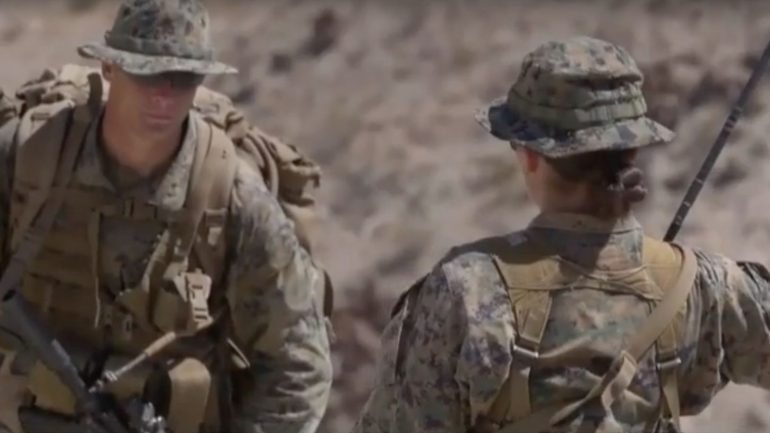 A jovem tenente, que permanece no anonimato, aparece num vídeo divulgado pelo Pentágono