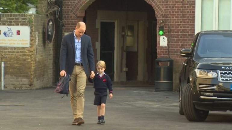 William leva George à escola todos os dias