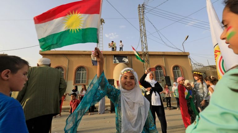 Uma criança de etnia curda na Síria celebra a vitória no referendo não autorizado que os curdos realizaram
