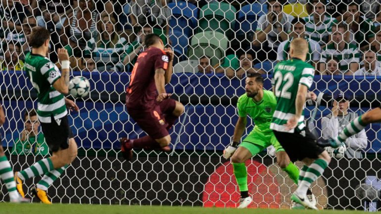 Suárez tenta dar de cabeça, a bola vai embater em Coates e enganar Rui Patrício: a imagem do único golo do jogo