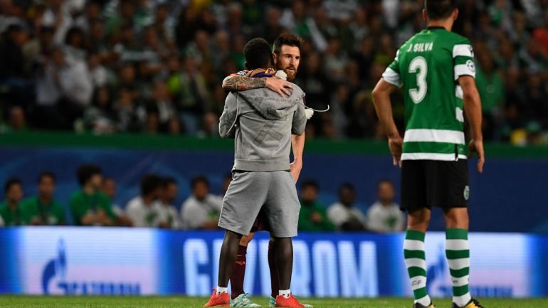 Leo Messi foi surpreendido por um fã quase no final do jogo. Ele e Jonathan Silva, que parou a olhar