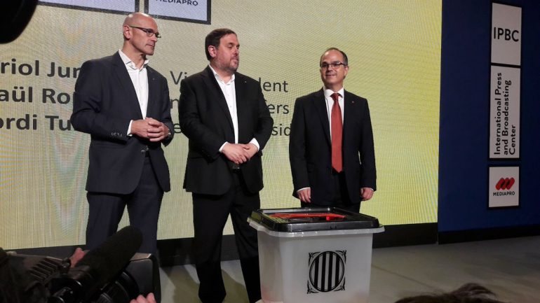 A apresentação das urnas foi feita por Raül Romeva, Oriol Junqueras e Jordi Turull, membros do governo regional catalão