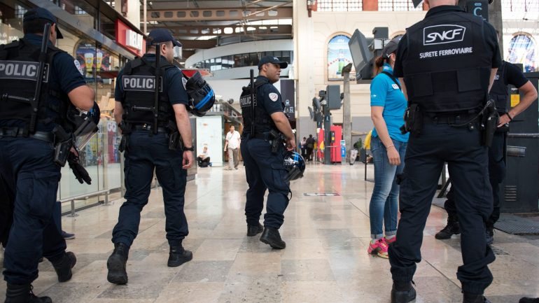 Forças de segurança na gare de Saint-Charles