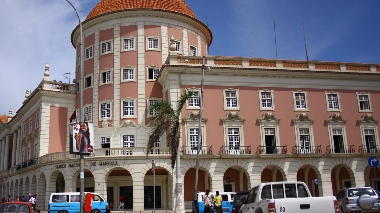 A forte quebra na entrada de divisas em Angola causou dificuldades nas importações
