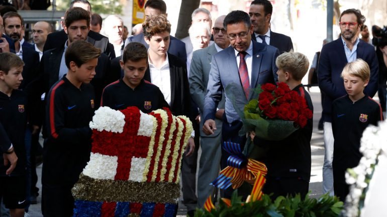 Josep Maria Bartomeu e algumas crianças das escolas do Barça na comemoração do Dia Nacional da Catalunha
