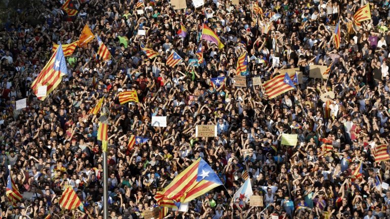 Os catalães voltaram a encher as ruas de Barcelona esta terça-feira