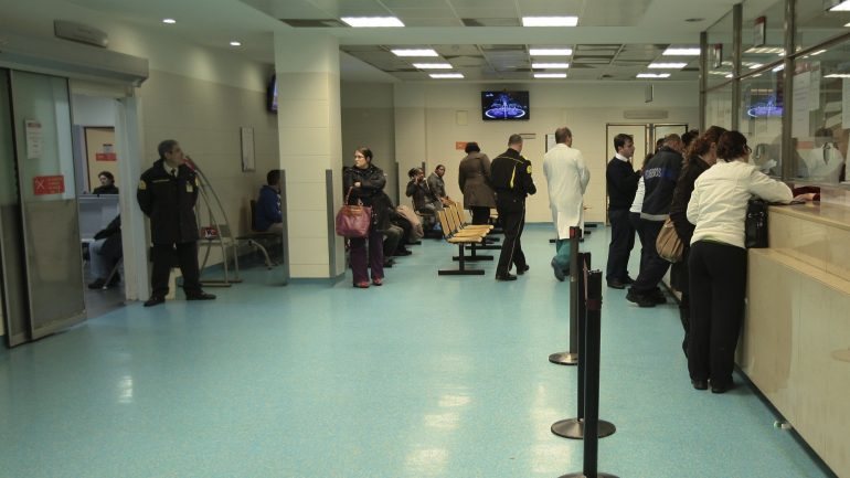 O tempo médio de espera para primeira consulta de especialidade hospitalar subiu de 115, em 2014, para 121 dias (quatro meses)