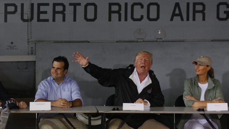 Donald Trump, presidente dos Estados Unidos, foi ver a devastação provocada pelos furacões em Porto Rico
