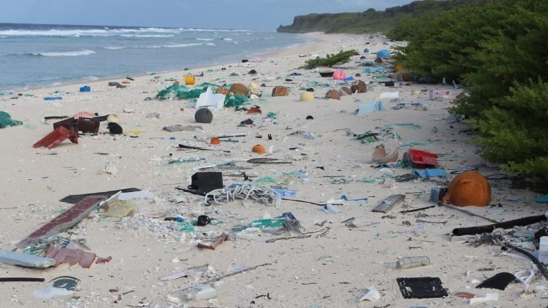 Não são só os plásticos visíveis que chegam ao oceano. Os microplásticos, com menos de cinco milímetros, são outra das preocupações em relação a estes poluentes