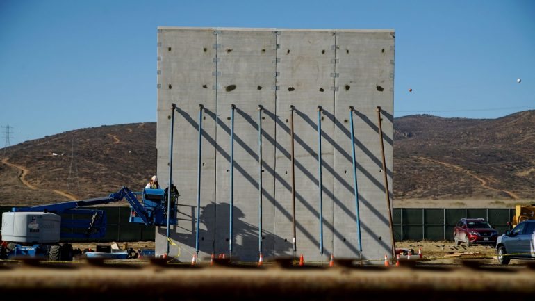 Trump quer que partes do muro sejam transparentes que algumas zonas tenham painéis solares