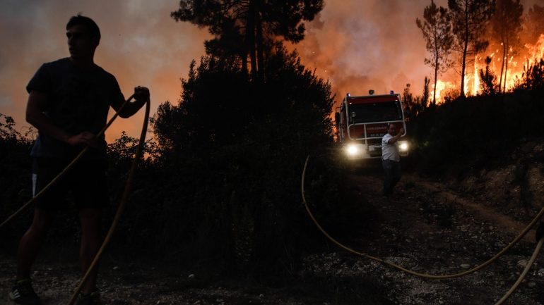 Centenas de operacionais combatem as chamas e fogo na Pampilhosa da Serra.