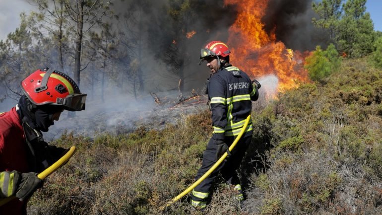 As chamas já destruíram uma casa, uma garagem e várias máquinas agrícolas