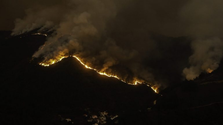 oO incêndio que deflagrou às 23h00 de sábado no distrito de Viseu mobilizava 76 operacionais e 23 viaturas