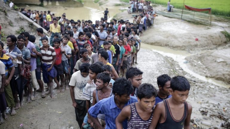 A crise dos rohingya arrasta-se desde 25 de agosto