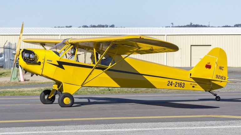A avioneta que se despenhou é um Piper J3, idêntico ao da fotografia