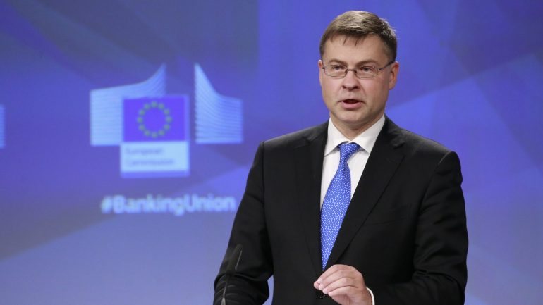 Valdis Dombrovskis: &quot;caso do Novo Banco é uma situação de ajudas de Estado que vem de 2013&quot;