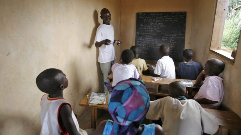 Uma em duas crianças africanas que estão no terceiro ano de escolaridade não sabem ler nem escrever