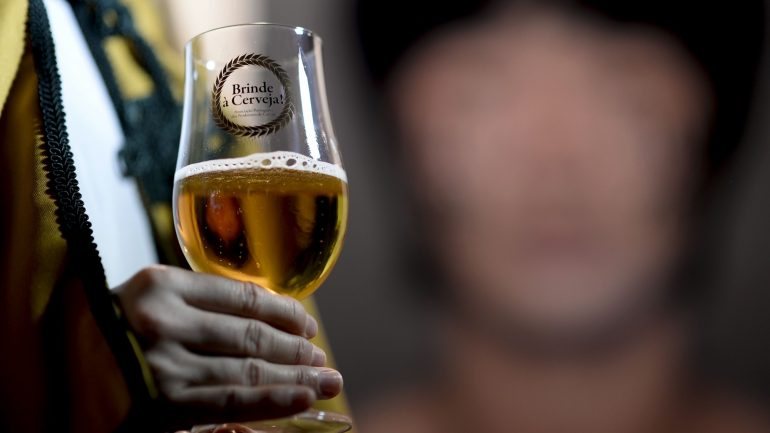 Cervejas vão passar a pagar um imposto que começa nos 8,34 euros por hectolitro para os volumes de álcool mais baixos