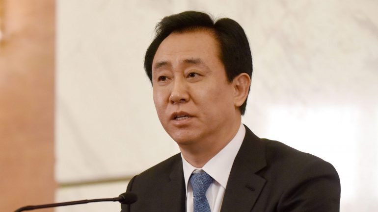 O presidente da administração do grupo Evergrande, Xu Jiayin, é agora o homem mais rico da China