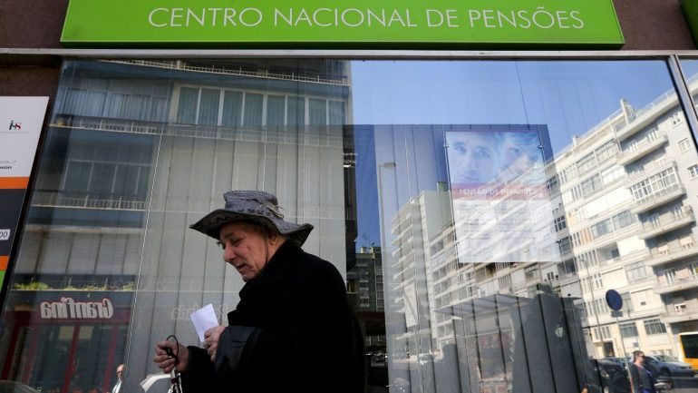 Aumento vai servir para compensar os pensionistas que, por via da atualização automática, não vejam o valor global das suas pensões aumentar em dez euros