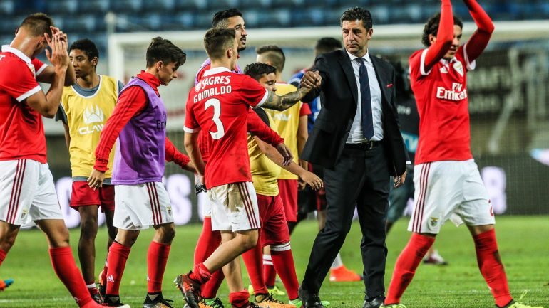 Rui Vitória e jogadores do Benfica agradecem ao público após um jogo onde o resultado foi melhor do que a exibição