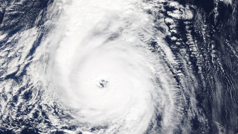 O centro do ciclone localizava-se a 146 quilómetros a sudeste de Santa Maria