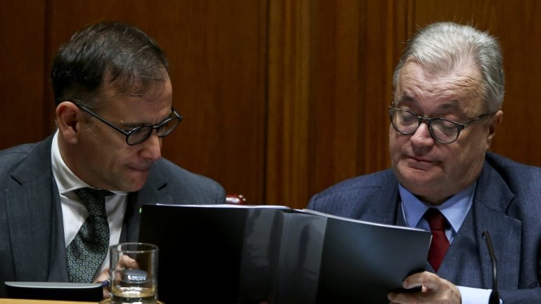 O secretário de Estado da Cultura, Miguel Honrado, e o ministro da Cultura, Luís Castro Mendes, numa audição no Parlamento