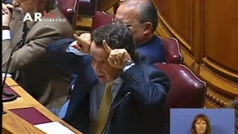 Manuel Pinho era ministro da Economia de José Sócrates quando fez um gesto impróprio a Bernardino Soares no Parlamento