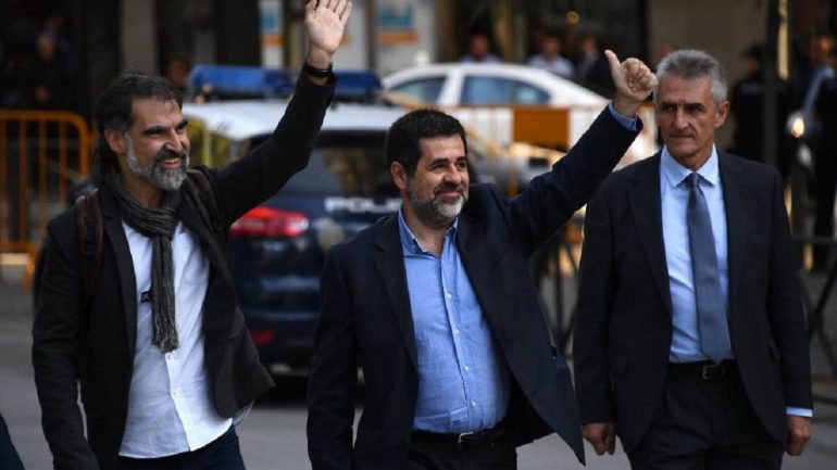 Jordi Cuixart, à esquerda, e Jordi Sànchez, à direita, à chegada ao tribunal