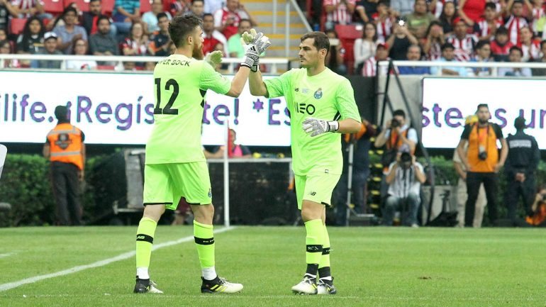 Casillas e José Sá durante um dos jogos de pré-temporada que o FC Porto realizou no México este Verão
