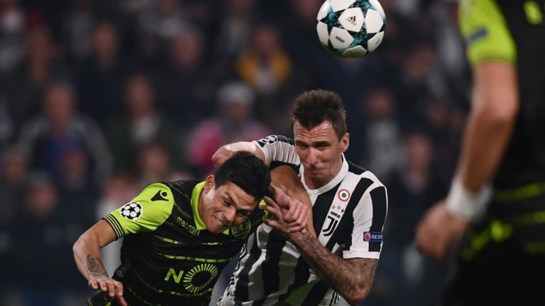 Mandzukic antecipa-se a Jonathan Silva após cruzamento de Douglas Costa, no lance do segundo golo da Juventus