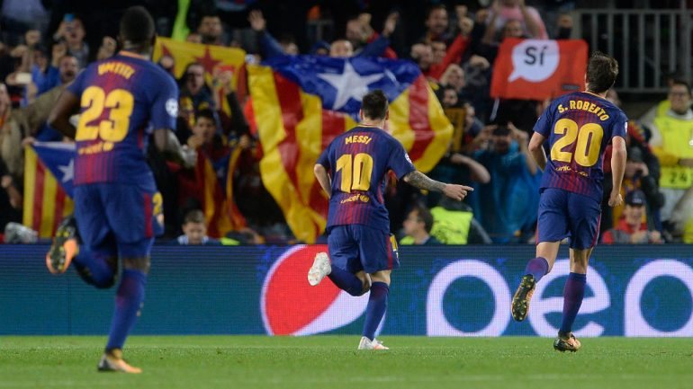 Leo Messi festeja o 100.º golo nas provas europeias num Camp Nou onde a parte política voltou a estar bem visível