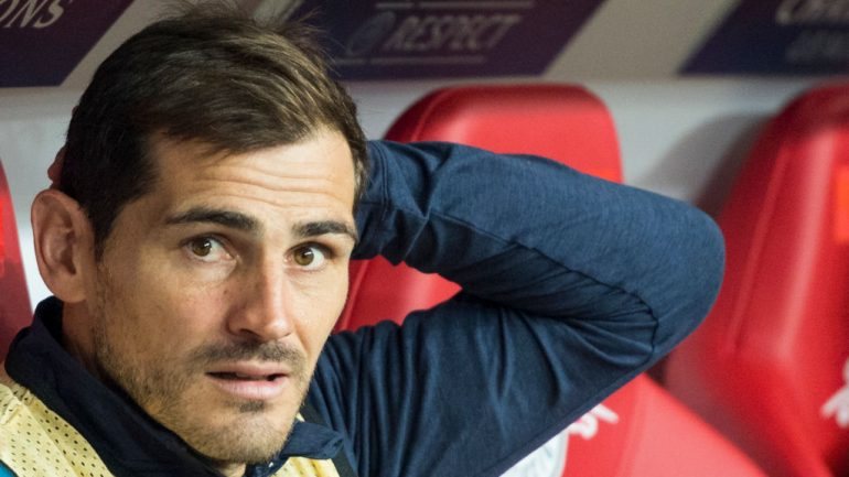 Iker Casillas no banco: uma imagem raríssima desde que chegou ao FC Porto (a não ser em jogos das taças)