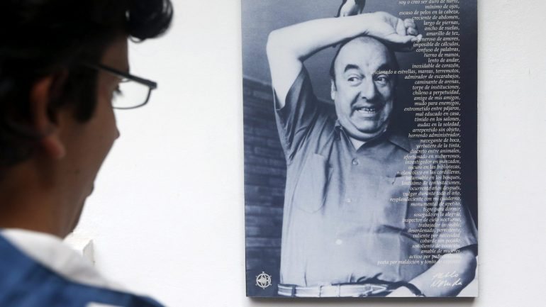 investigadores não excluem a possibilidade de Pablo Neruda se ter contaminado com toxinas bacterianas