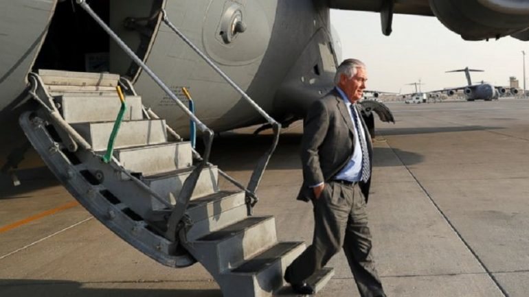 O Secretário de Estado norte-americano viajou num avião militar sob sigilo quase absoluto