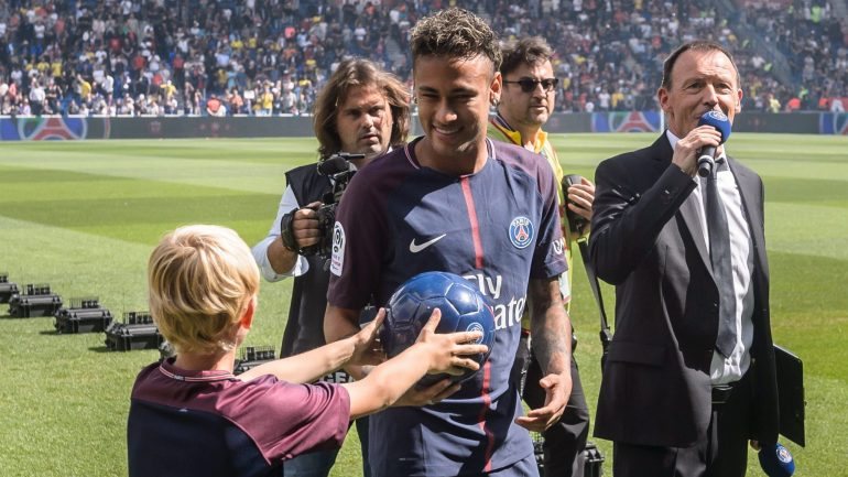 Neymar no dia da apresentação no Parque dos Príncipes. Dois meses e meio depois, é mesmo tratado como um rei