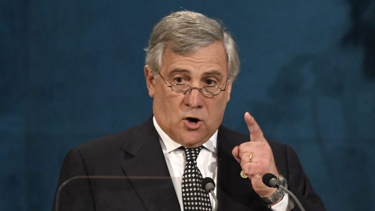 Antonio Tajani lançou fortes reprimendas aos eurodeputados que o interromperam