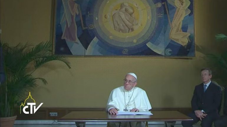 O Papa Francisco enquanto aguardava a ligação à Estação Espacial Internacional