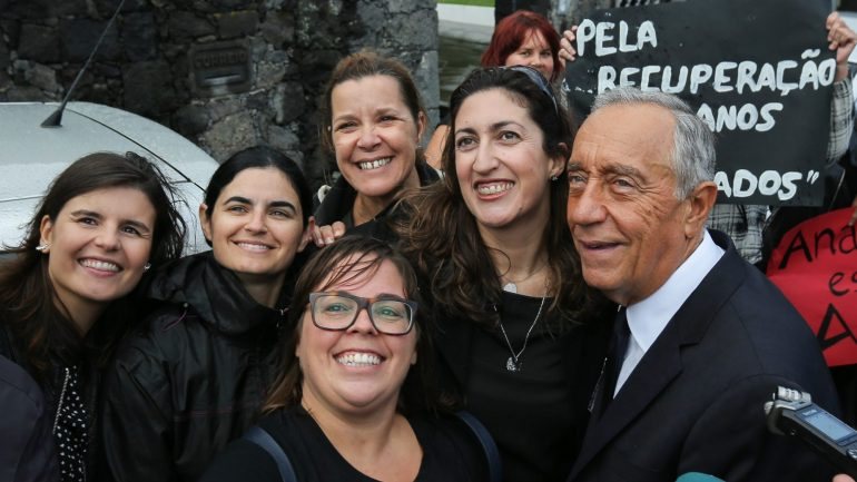 Marcelo tira selfie com professores que protestam junto a escola nos Açores